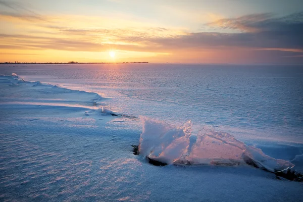 Vackert vinterlandskap med solnedgång himlen fryst reservoar — Stockfoto