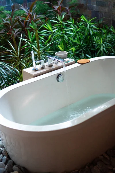 Moderne Freistehende Weiße Badewanne Mit Fließendem Wasser Üppig Grünen Privatgarten — Stockfoto
