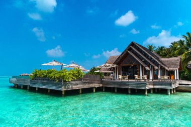 Muhteşem tropikal Maldivler adası manzarası. Güneş doğarken güzel bir sahil ve göl manzarası. Tatil, tatil ve romantik balayı pankartı konsepti.
