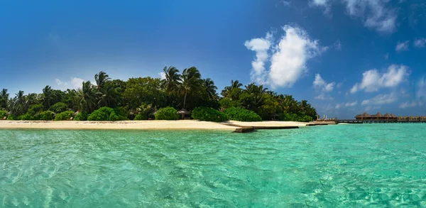 Tropikal Maldivler Adasının Inanılmaz Geniş Manzarası Güneşli Bir Günde Mavi — Stok fotoğraf