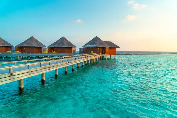 Malediwy Rajski Krajobraz Krajobrazowy Przylądek Morski Bungalowami Wodnymi Piękne Turkusowe — Zdjęcie stockowe