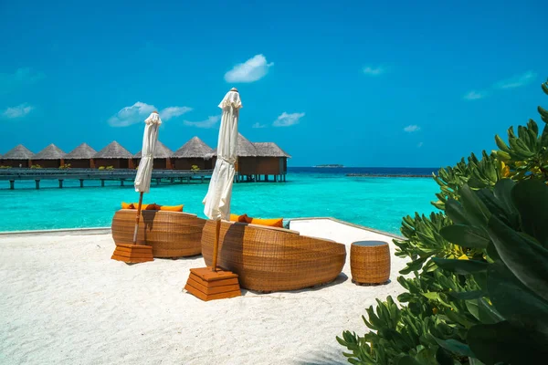 马尔代夫的天堂风景 海景与水平房 美丽的绿松石海和泻湖水 热带自然 异国热带岛屿背景 — 图库照片