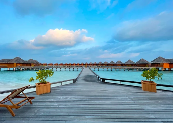 풍경의 몰디브입니다 이루어진 방갈로 아름다운 청록색 초호의 이국적 — 스톡 사진