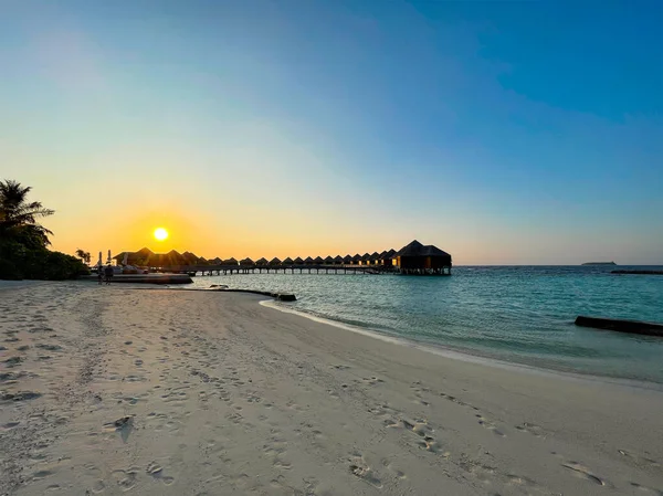 モルディブの楽園風景 水のバンガロー 美しいターコイズブルーの海とラグーンの水 熱帯の自然と海 エキゾチックな熱帯の島のビーチの背景 — ストック写真