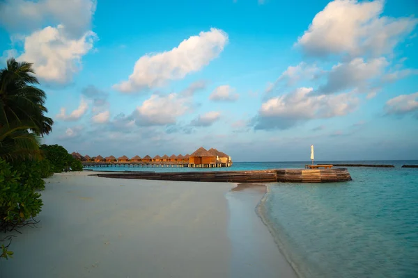 马尔代夫的天堂风景 海景与水平房 美丽的绿松石海和泻湖水 热带自然 异国热带岛屿背景 免版税图库图片