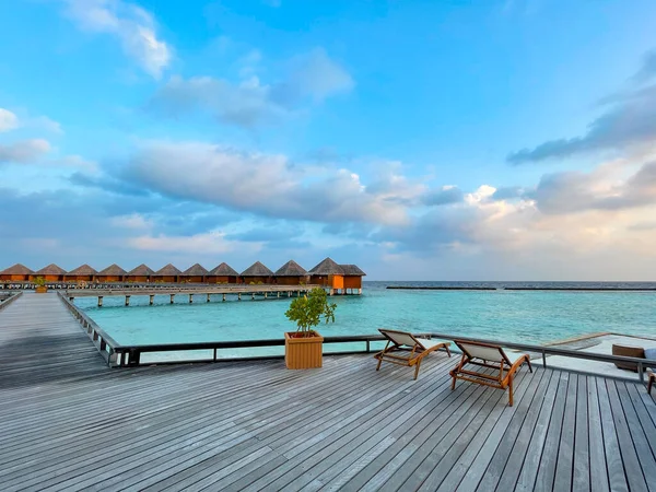 马尔代夫的天堂风景 海景与水平房 美丽的绿松石海和泻湖水 热带自然 异国热带岛屿背景 图库图片