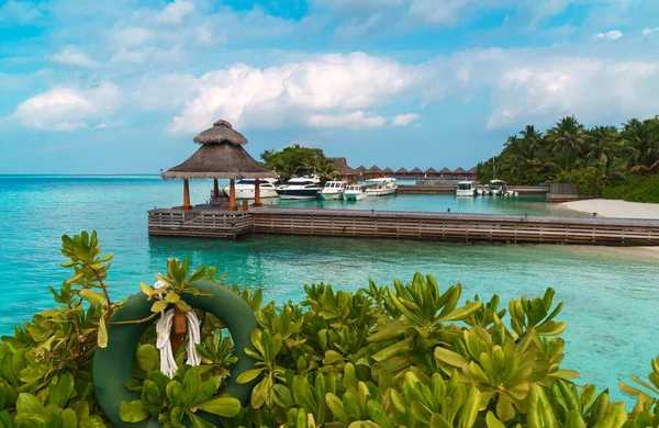 Panoramiczny Krajobraz Malediwów Plaży Molo Łodzi Motorowych Jachtów Horyzoncie Pejzaż — Zdjęcie stockowe