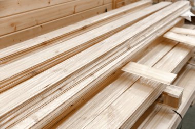 İnşaat malzemeleri için tahta tahtalar istiflenir ve ambalaj malzemesine (polietilen) sarılır. Yumuşak odak