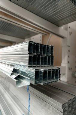 İnşaat malzemeleri için galvanize edilmiş dikdörtgen çelik borular. Duvarların ve tavanların alçıpandan üretimi ve inşaatı. İnşaat konsepti.