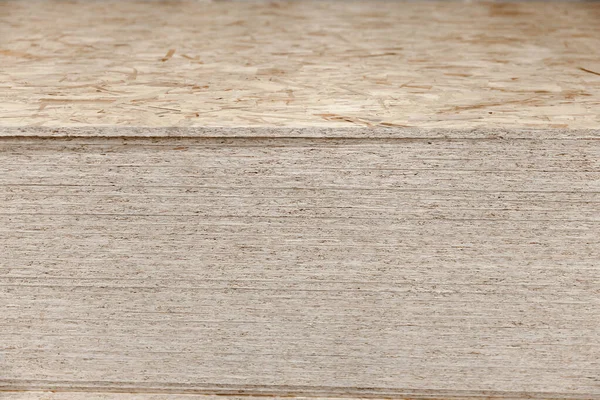OSB Board est un matériau de construction en sciure de bois. Ils sont empilés. Gros plan — Photo