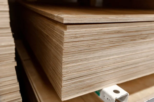 Sperrholz für den Bau gefaltet in einem Stapel. Baumaterial. Oberflächenmaterial — Stockfoto