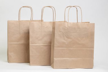 Paket paketleri kaotik bir sıraya göre düzenlenir, beyaz arka planda izole edilir..