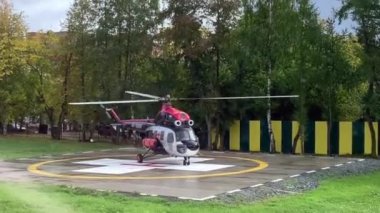Kirov, Rusya, 22 Ekim 2020. Bir tıbbi helikopterin kırmızı ve siyahı helikopter pistinde kalkış için dönen pervanelerle birlikte..