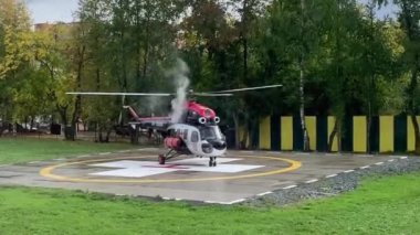 Kirov, Rusya, 22 Ekim 2020. Kırmızı ve siyah bir tıbbi helikopter helikopter helikopter pistinden kalkmaya çalışıyor. Kırılma. Hata..