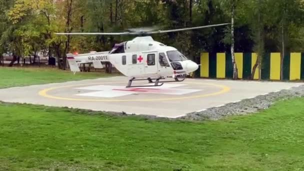 Kirov, Rusia, 22 de octubre de 2020. Helicóptero médico blanco aterriza en el helipuerto — Vídeo de stock