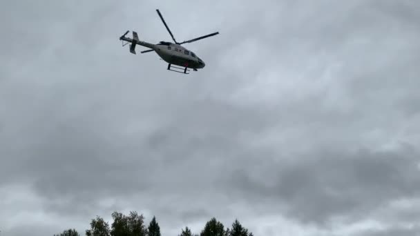 Kirov, Rusia, 22 de octubre de 2020. Helicóptero médico blanco volando en el cielo. Vista inferior — Vídeo de stock