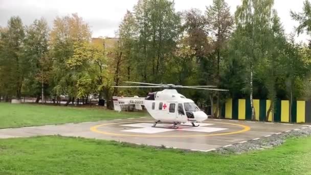 Kirov, Rusia, 22 de octubre de 2020. Un helicóptero médico blanco despega del helipad.Average plan — Vídeo de stock