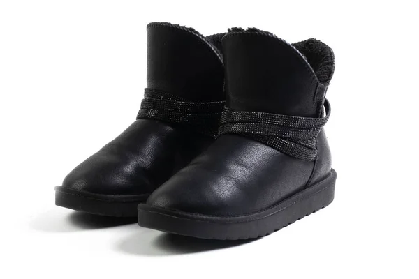 Negro botas de invierno con estilo con piel. Botas Ugg. Aislado sobre un fondo blanco — Foto de Stock