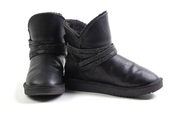 毛皮の黒いスタイリッシュな冬のブーツ。ウグブーツ。白い背景に隔離された — ストック写真