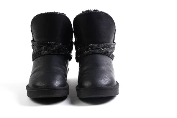 Černé stylové zimní boty s kožešinou. Uggské boty. Izolováno na bílém pozadí — Stock fotografie