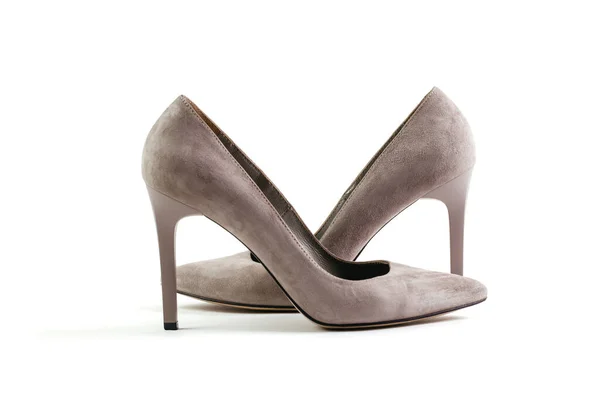 Belles chaussures en velours rose sur fond blanc. Vue latérale. — Photo