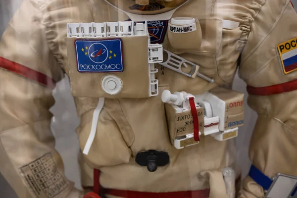 Kirov, Russia-August 31, 2020: Russian cosmonaut Orlan spacesuit at the cosmonautics Museum — Stock Photo, Image