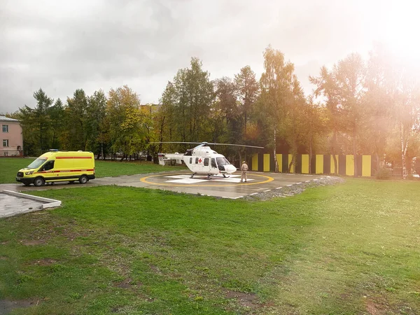 Киров, Россия-21 сентября 2020 года. Вертолет с медицинским персоналом приземляется на вертолетную площадку — стоковое фото