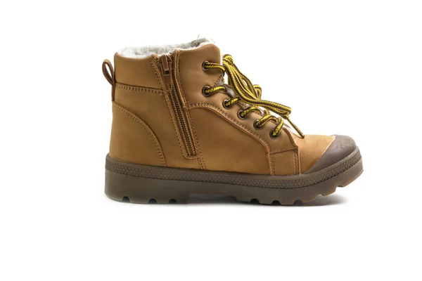 Botas de invierno marrones para niños sobre fondo blanco. Zapatos hechos de cuero genuino. — Foto de Stock