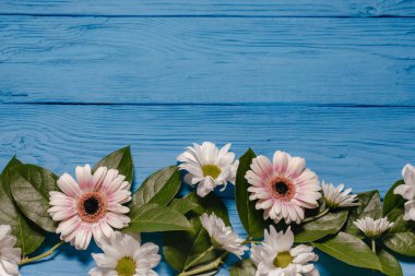 Güzel çiçek aranjmanı. Bahar minimalist konsepti. Tahta bir masada beyaz çiçekler. Sevgililer Günü, mutlu kadınlar.