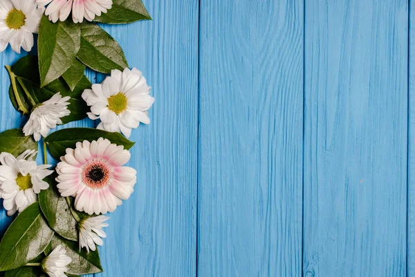 Bel arrangement floral. Concept minimaliste printemps. Fleurs blanches sur une table en bois. Saint Valentin, femmes heureuses — Photo
