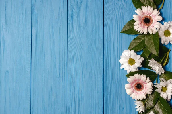 Bel arrangement floral. Concept minimaliste printemps. Fleurs blanches sur une table en bois. Saint Valentin, femmes heureuses — Photo