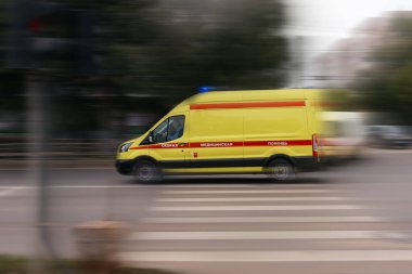 Ambulans hastaya doğru koşuyor, canlandırma işlemi hızlandırılıyor, hareket bulanıklaşıyor..