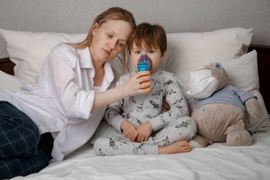 4 yaşından 5 yaşına kadar şefkatli bir anne yatak odasında nebulizör soluyor.