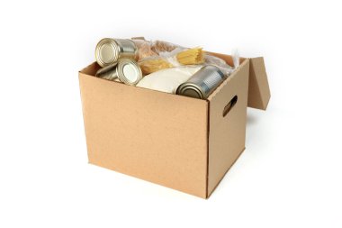 Beyaz arka planda izole edilmiş konsept bağış kutusunda yiyecek dolu bir karton kutu.