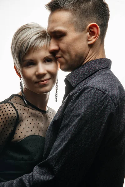 Портрет щасливої сорокарічної молодої пари, що обіймає і цілує один одного на ізольованому білому тлі. Поняття любові і відносин — стокове фото
