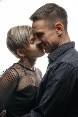 Zarif bir çiftin yakın plan portresi. Bir erkekle bir kadın arasında kucaklaş..