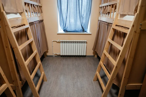 Pansiyonda rahat ranzalar var. Gezginler, turistler ve öğrenciler için bütçe tatil beldesi. Boşluğu kopyala