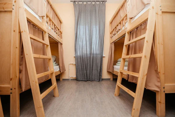 Pansiyonda rahat ranzalar var. Gezginler, turistler ve öğrenciler için bütçe tatil beldesi. Boşluğu kopyala