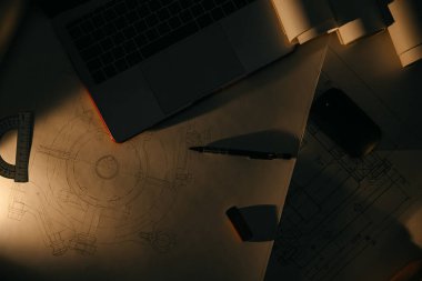 Mühendislik çizimleri ve yan ışık, açıcı, defter, dönem ödevi ya da tez projesi. Uygulamalı mekanik