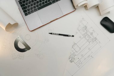 Mühendislik çizimleri, açıölçer, defter, dönem ödevi ya da diploma projesi. Uygulamalı mekanik