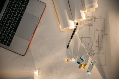 Mühendislik çizimleri ve yan ışık, açıcı, defter, dönem ödevi ya da tez projesi. Uygulamalı mekanik