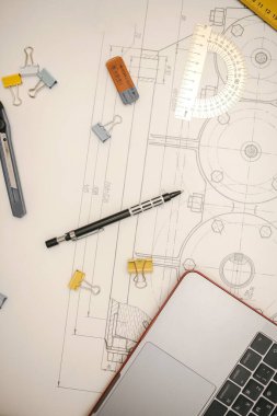 Mühendislik çizimleri, açıölçer, defter, dönem ödevi ya da diploma projesi. Uygulamalı mekanik