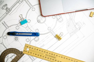 Mühendislik çizimleri, açıölçer, defter, dönem ödevi ya da diploma projesi. Uygulamalı mekanik