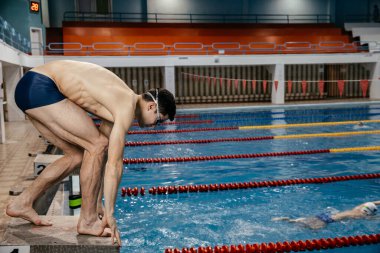 İnsan yüzücü, genç bir atletik atlet havuzun masmavi sularında özgürce yüzüyor. dbl c kenarı