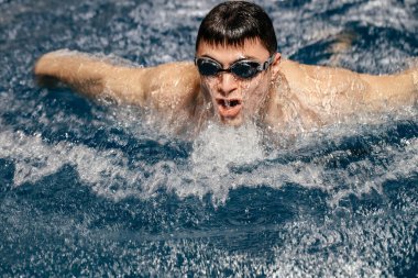 Profesyonel yüzücü kapalı havuz yarışında yarışır. Rekabet kavramı ve spor motivasyonu