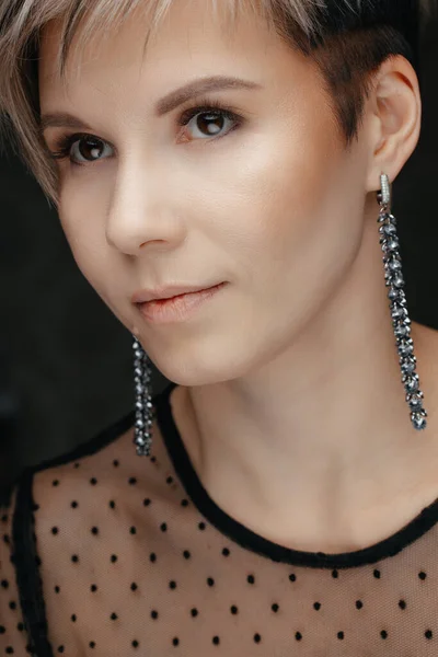 Close-up. portrait of a cute short-haired woman. posing on camera — Stock Photo, Image