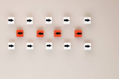 Yukarıdan bakıldığında kırmızı ve beyaz küplerin değişim ve dönüşüm kavramına uyum sağlamak için zıt yönlere hareket ettikleri görülür. Farklı düşünce.