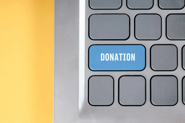 Tecla azul com a doação de texto no teclado. Conceito de Caridade Online — Fotografia de Stock