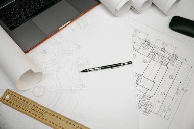 Mühendislik çizimleri, açıölçer, defter, dönem ödevi ya da diploma projesi. Uygulamalı mekanik