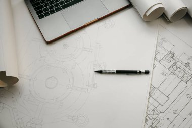 Mühendislik çizimleri, açıölçer, defter, dönem ödevi ya da diploma projesi. Uygulamalı mekanik